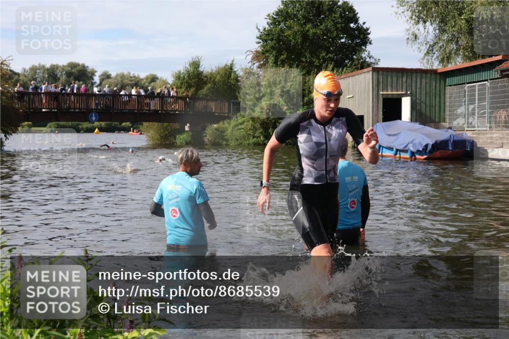 31.08.2025 - Elbe Triathlon Hamburg Luisa Fischer http://msf.ph/oto/8685539 31.08.2025 10:38:56 Schwimmen 1354, 1424 meine-sportfotos.de