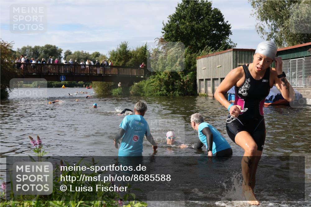 31.08.2025 - Elbe Triathlon Hamburg Luisa Fischer http://msf.ph/oto/8685588 31.08.2025 10:39:27 Schwimmen 1419, 1448, 1483 meine-sportfotos.de