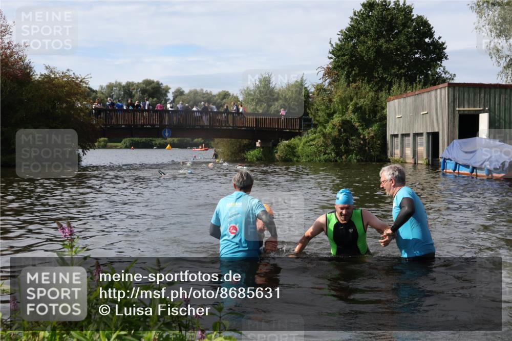 31.08.2025 - Elbe Triathlon Hamburg Luisa Fischer http://msf.ph/oto/8685631 31.08.2025 10:40:03 Schwimmen 1295, 1446, 1488 meine-sportfotos.de