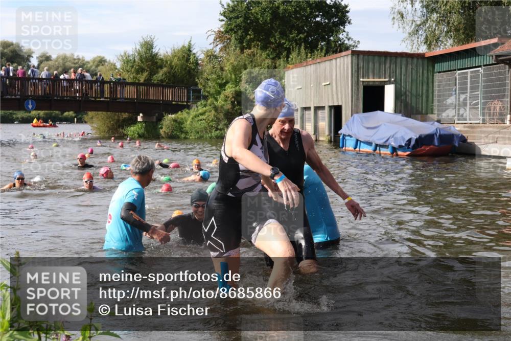 31.08.2025 - Elbe Triathlon Hamburg Luisa Fischer http://msf.ph/oto/8685866 31.08.2025 10:41:44 Schwimmen 1345, 1370, 1388, 1442, 1449 meine-sportfotos.de