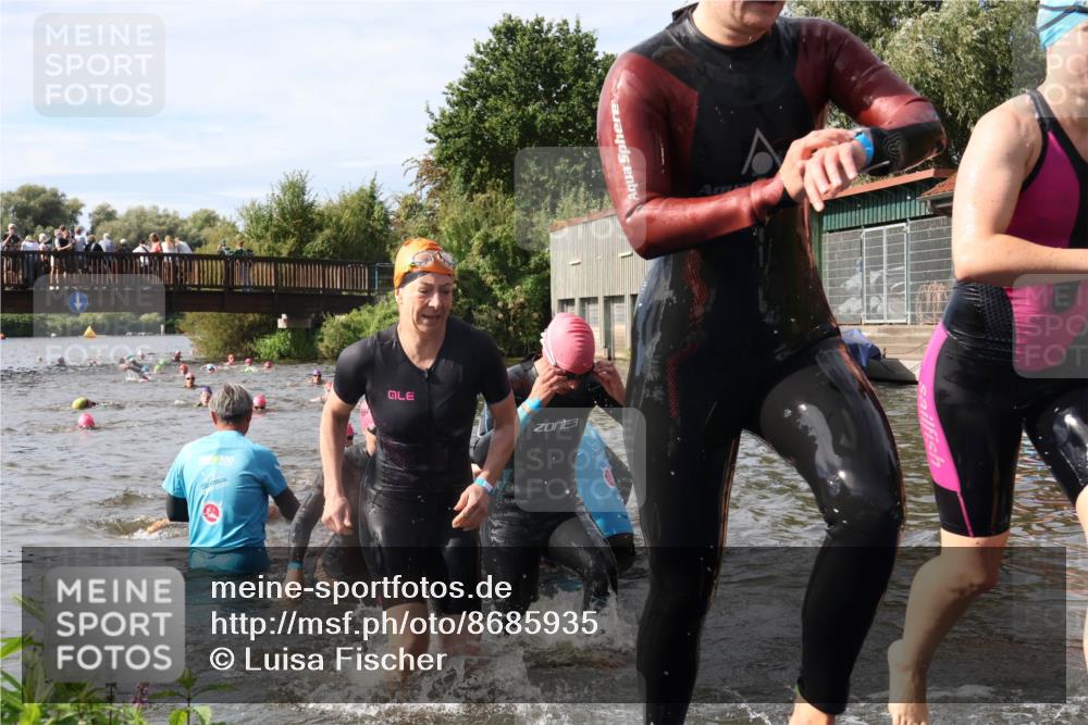 31.08.2025 - Elbe Triathlon Hamburg Luisa Fischer http://msf.ph/oto/8685935 31.08.2025 10:42:06 Schwimmen 1365, 1382, 1393, 1395, 1407, 1410, 1411, 1413, 1416, 1425, 1428, 1433, 1450, 1487, 1498 meine-sportfotos.de