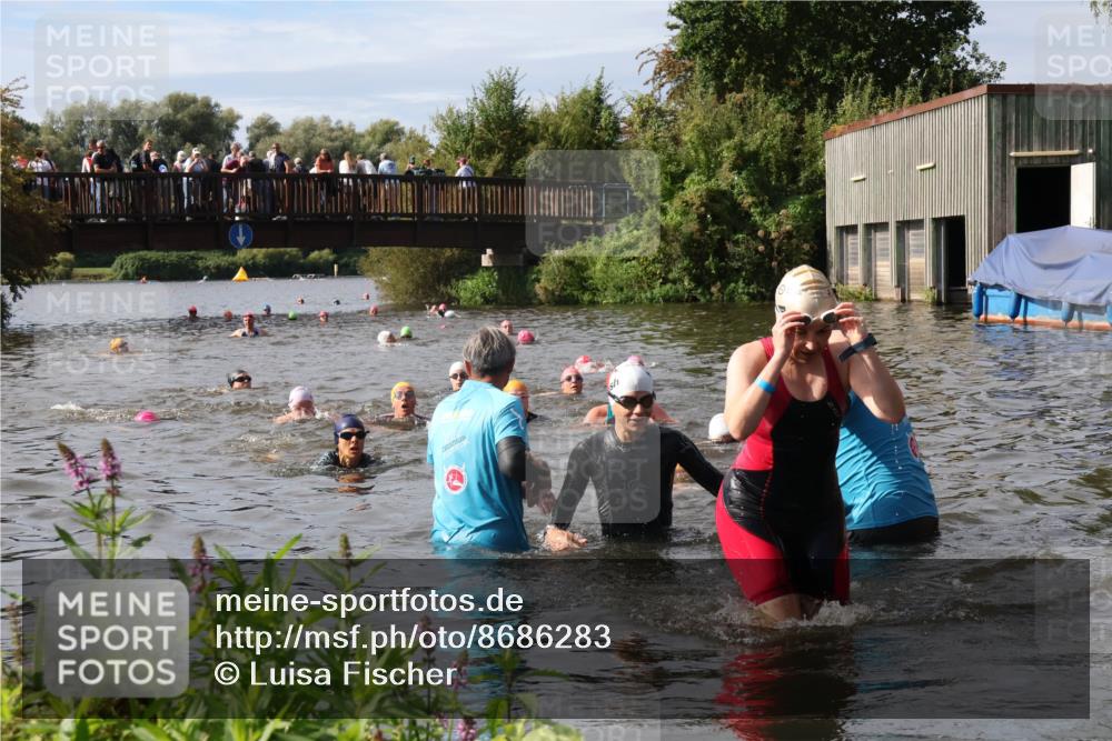 31.08.2025 - Elbe Triathlon Hamburg Luisa Fischer http://msf.ph/oto/8686283 31.08.2025 10:43:45 Schwimmen 1421, 1441, 1475 meine-sportfotos.de