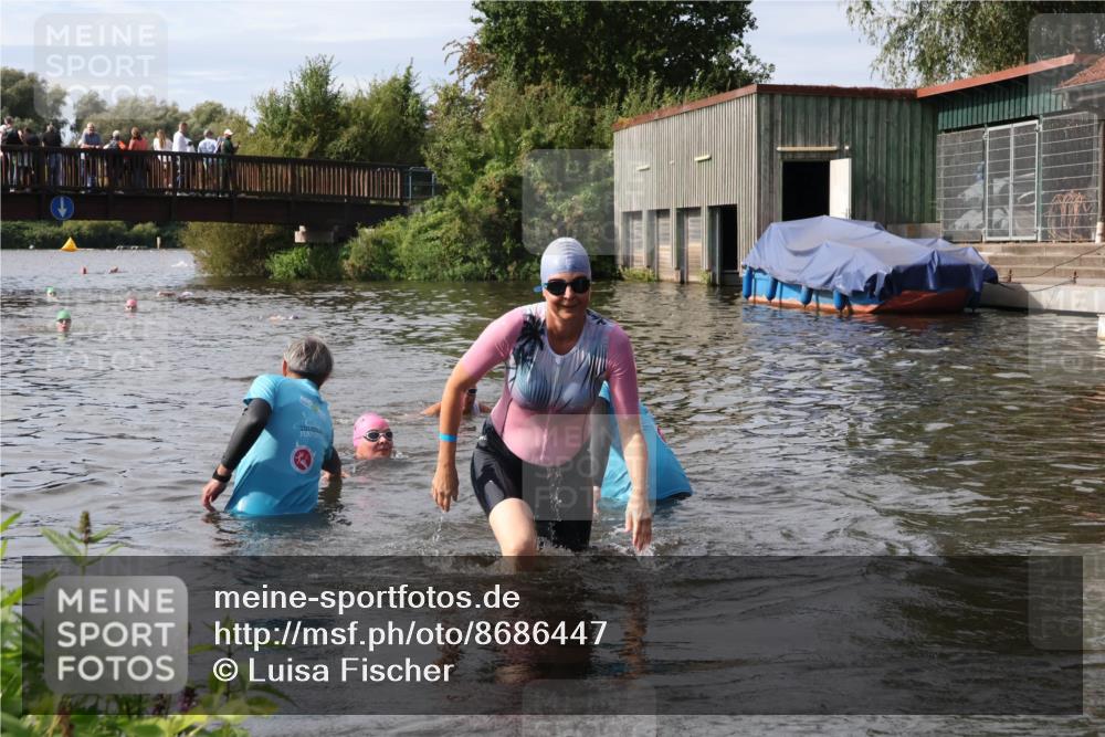 31.08.2025 - Elbe Triathlon Hamburg Luisa Fischer http://msf.ph/oto/8686447 31.08.2025 10:45:36 Schwimmen 1402, 1415, 1499 meine-sportfotos.de