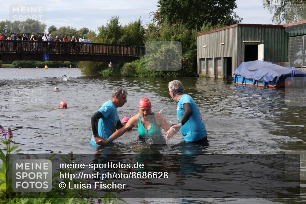 31.08.2025 - Elbe Triathlon Hamburg Luisa Fischer http://msf.ph/oto/8686628 31.08.2025 10:47:34 Schwimmen 1453, 1588, 1601 meine-sportfotos.de