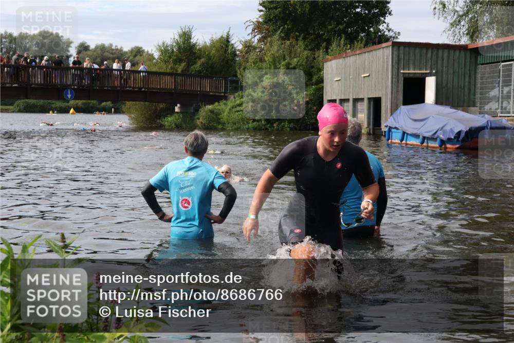 31.08.2025 - Elbe Triathlon Hamburg Luisa Fischer http://msf.ph/oto/8686766 31.08.2025 10:49:28 Schwimmen 1594 meine-sportfotos.de