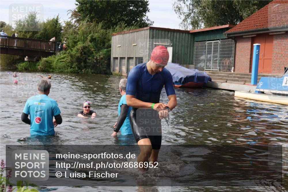 31.08.2025 - Elbe Triathlon Hamburg Luisa Fischer http://msf.ph/oto/8686952 31.08.2025 10:51:22 Schwimmen 1556, 1592 meine-sportfotos.de