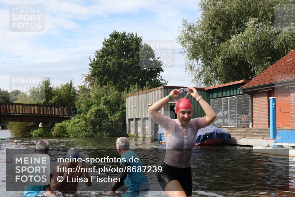 31.08.2025 - Elbe Triathlon Hamburg Luisa Fischer http://msf.ph/oto/8687239 31.08.2025 10:54:59 Schwimmen 1515, 1589, 1611 meine-sportfotos.de