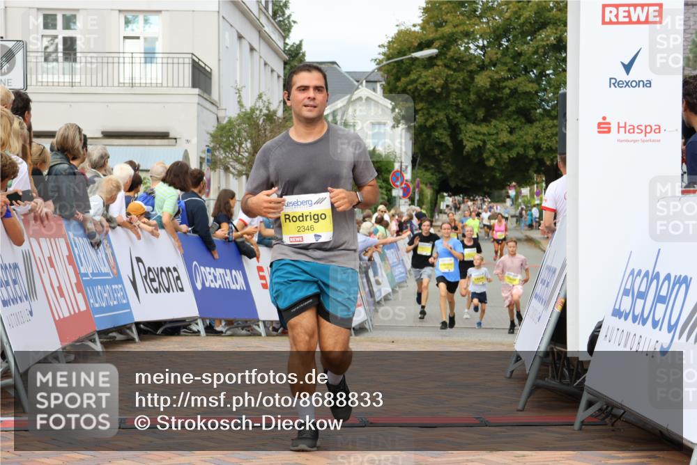 31.08.2025 - 21. Blankeneser Heldenlauf Strokosch-Dieckow http://msf.ph/oto/8688833 31.08.2025 10:28:48 Ziel 2346, 2697, 2700, 2387 meine-sportfotos.de