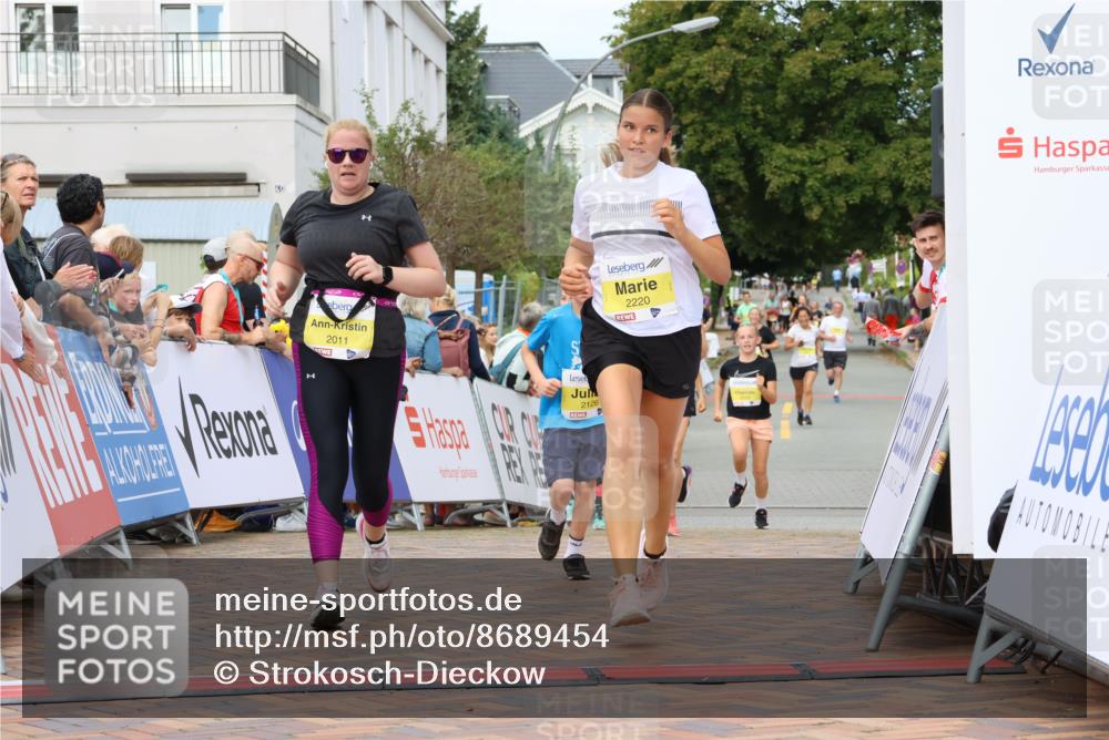 31.08.2025 - 21. Blankeneser Heldenlauf Strokosch-Dieckow http://msf.ph/oto/8689454 31.08.2025 10:33:25 Ziel 2011, 2044, 2126, 2640, 2639, 2220, 2221 meine-sportfotos.de