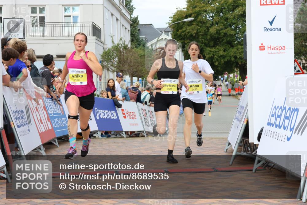 31.08.2025 - 21. Blankeneser Heldenlauf Strokosch-Dieckow http://msf.ph/oto/8689535 31.08.2025 10:33:14 Ziel 2304, 2433, 2388, 2430 meine-sportfotos.de