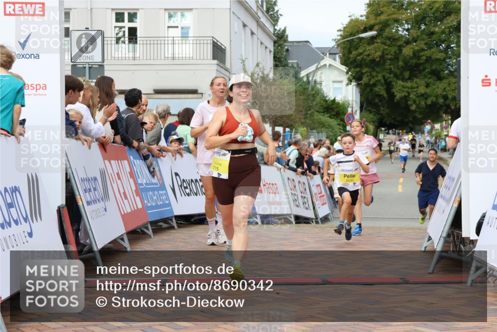 31.08.2025 - 21. Blankeneser Heldenlauf Strokosch-Dieckow http://msf.ph/oto/8690342 31.08.2025 10:27:25 Ziel 2715, 2204, 2463, 2559, 2725, 2533 meine-sportfotos.de