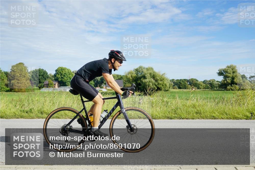 31.08.2025 - Elbe Triathlon Hamburg Michael Burmester http://msf.ph/oto/8691070 31.08.2025 09:53:18 Radfahren 304, 405, 472, 659, 900 meine-sportfotos.de