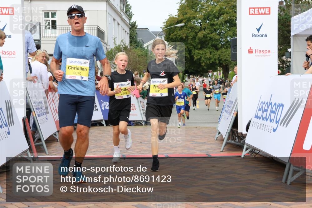 31.08.2025 - 21. Blankeneser Heldenlauf Strokosch-Dieckow http://msf.ph/oto/8691423 31.08.2025 10:25:55 Ziel 2342, 2472, 2070, 2241, 2243 meine-sportfotos.de