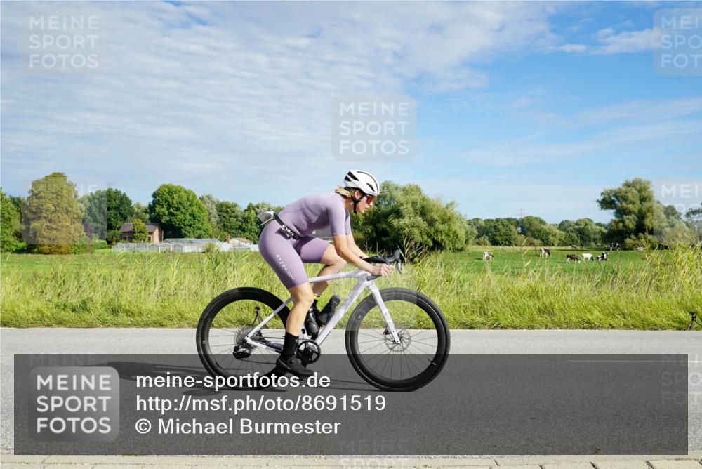 31.08.2025 - Elbe Triathlon Hamburg Michael Burmester http://msf.ph/oto/8691519 31.08.2025 10:04:01 Radfahren 422, 528, 856 meine-sportfotos.de