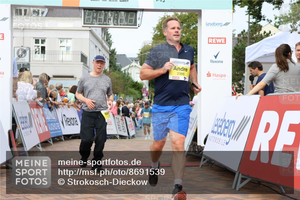 31.08.2025 - 21. Blankeneser Heldenlauf Strokosch-Dieckow http://msf.ph/oto/8691539 31.08.2025 10:25:42 Ziel 2410, 2742, 2366, 2235, 2726 meine-sportfotos.de