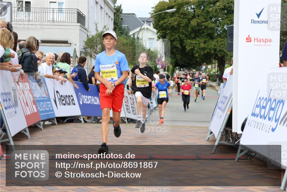 31.08.2025 - 21. Blankeneser Heldenlauf Strokosch-Dieckow http://msf.ph/oto/8691867 31.08.2025 10:30:05 Ziel 2210, 2260, 2169 meine-sportfotos.de