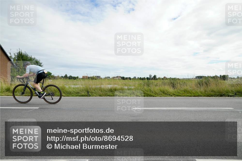 31.08.2025 - Elbe Triathlon Hamburg Michael Burmester http://msf.ph/oto/8694528 31.08.2025 15:18:49 Radfahren  meine-sportfotos.de