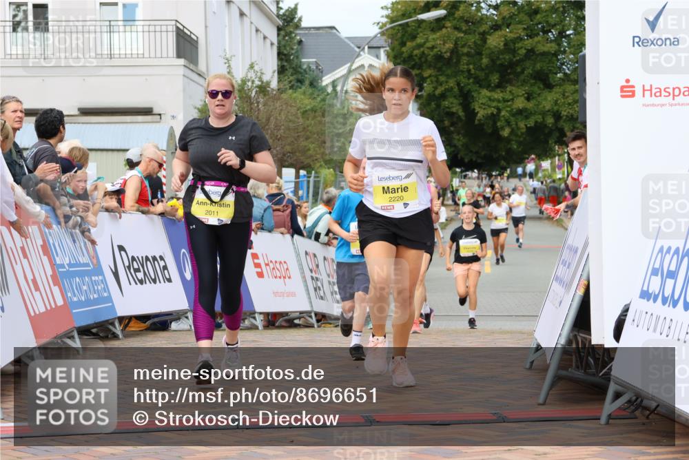 31.08.2025 - 21. Blankeneser Heldenlauf Strokosch-Dieckow http://msf.ph/oto/8696651 31.08.2025 10:33:25 Ziel 2011, 2044, 2126, 2640, 2639, 2220, 2221 meine-sportfotos.de