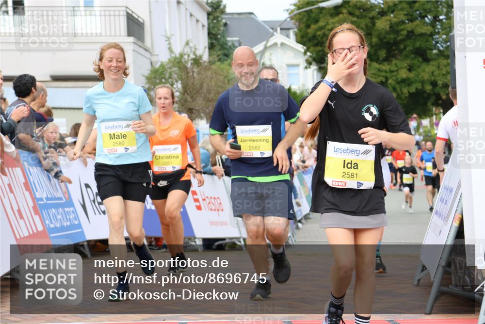 31.08.2025 - 21. Blankeneser Heldenlauf Strokosch-Dieckow http://msf.ph/oto/8696745 31.08.2025 10:32:36 Ziel 2256, 2257, 2323, 2581, 2582, 2580, 2201 meine-sportfotos.de