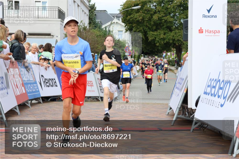 31.08.2025 - 21. Blankeneser Heldenlauf Strokosch-Dieckow http://msf.ph/oto/8697221 31.08.2025 10:30:06 Ziel 2210, 2260, 2169, 2543 meine-sportfotos.de
