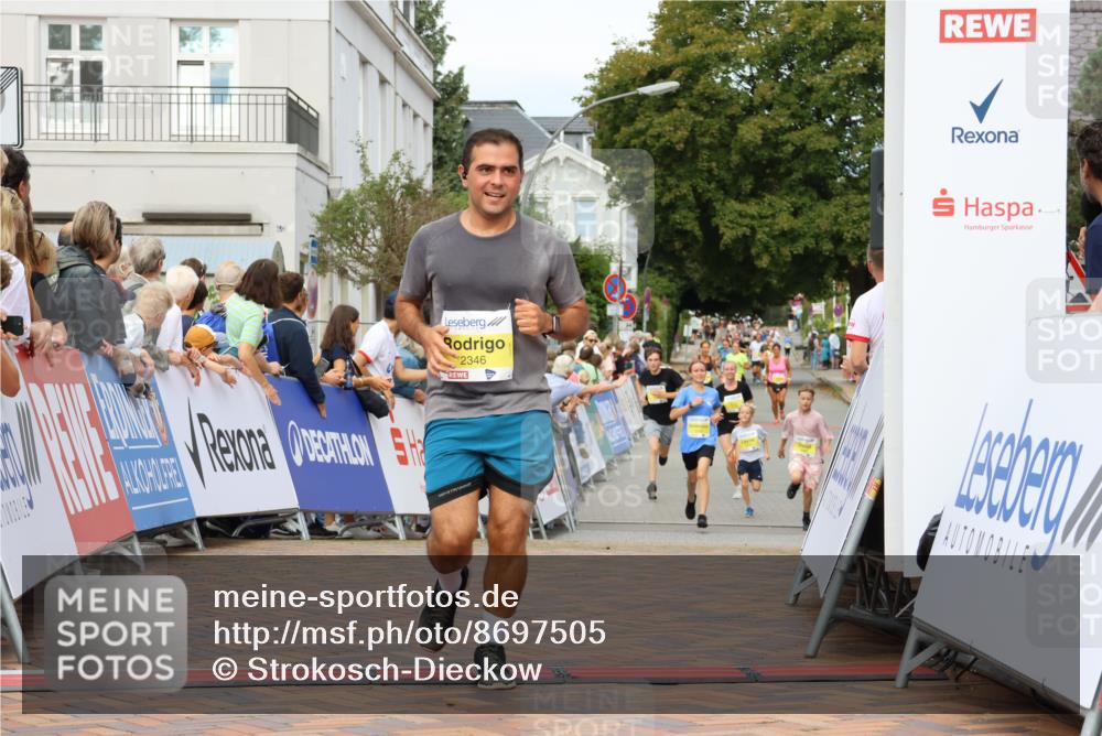 31.08.2025 - 21. Blankeneser Heldenlauf Strokosch-Dieckow http://msf.ph/oto/8697505 31.08.2025 10:28:48 Ziel 2346, 2697, 2700, 2387 meine-sportfotos.de