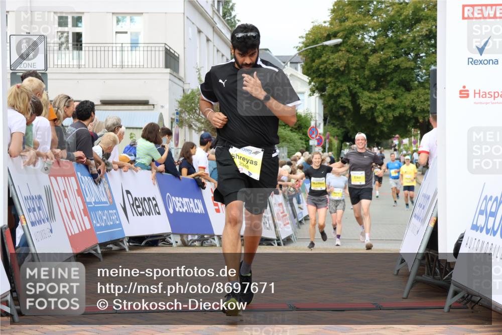 31.08.2025 - 21. Blankeneser Heldenlauf Strokosch-Dieckow http://msf.ph/oto/8697671 31.08.2025 10:28:11 Ziel 2348, 2067, 2140, 2133, 2261 meine-sportfotos.de
