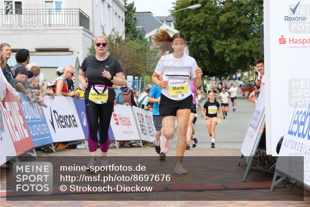 31.08.2025 - 21. Blankeneser Heldenlauf Strokosch-Dieckow http://msf.ph/oto/8697676 31.08.2025 10:33:25 Ziel 2011, 2044, 2126, 2640, 2639, 2220, 2221 meine-sportfotos.de