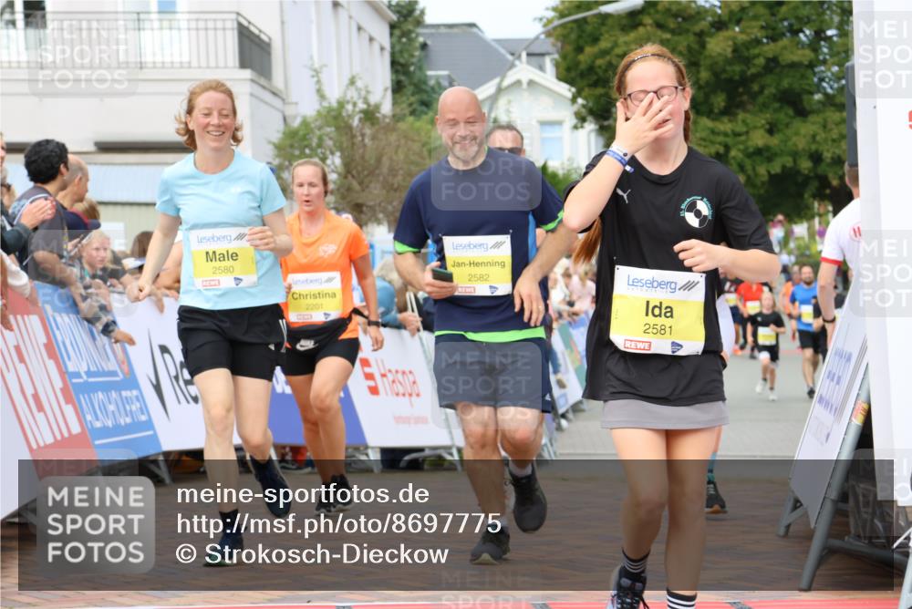 31.08.2025 - 21. Blankeneser Heldenlauf Strokosch-Dieckow http://msf.ph/oto/8697775 31.08.2025 10:32:36 Ziel 2256, 2257, 2323, 2581, 2582, 2580, 2201 meine-sportfotos.de