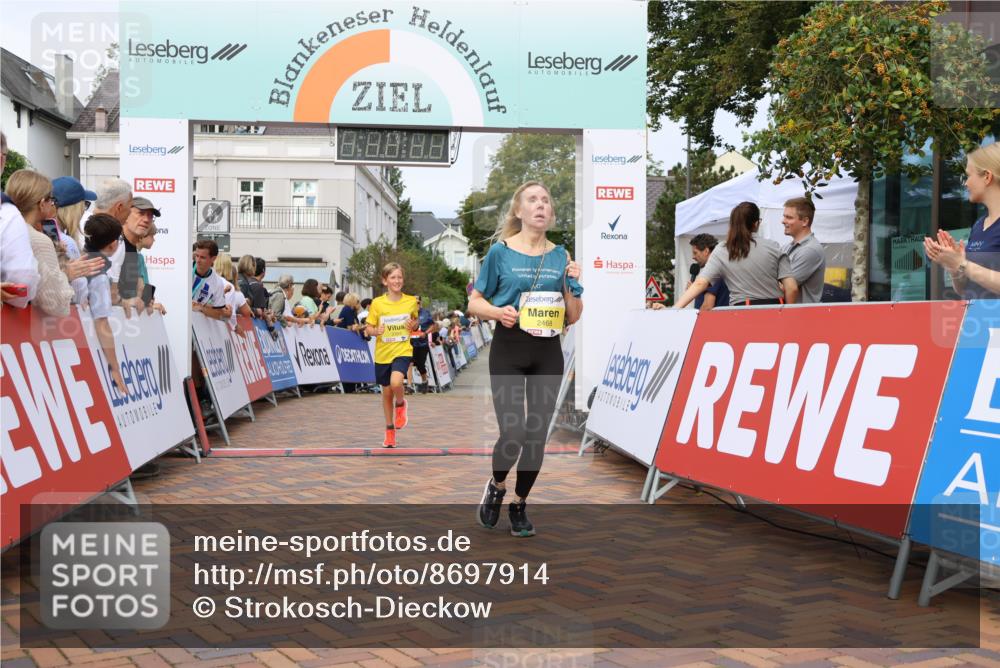31.08.2025 - 21. Blankeneser Heldenlauf Strokosch-Dieckow http://msf.ph/oto/8697914 31.08.2025 10:26:59 Ziel 2364, 2468, 2393, 2380 meine-sportfotos.de