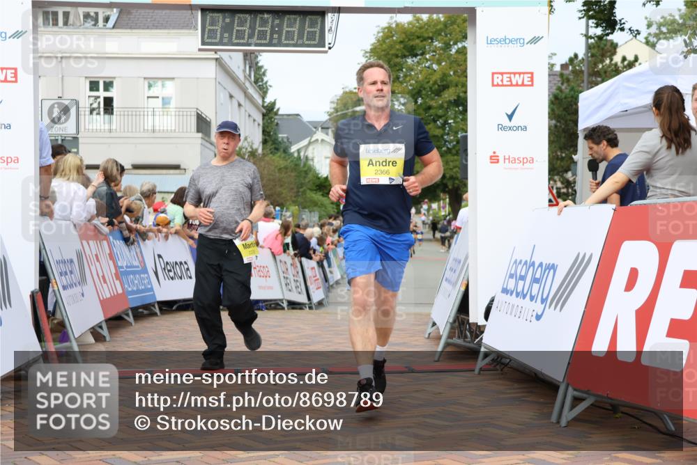 31.08.2025 - 21. Blankeneser Heldenlauf Strokosch-Dieckow http://msf.ph/oto/8698789 31.08.2025 10:25:42 Ziel 2410, 2742, 2366, 2235, 2726 meine-sportfotos.de
