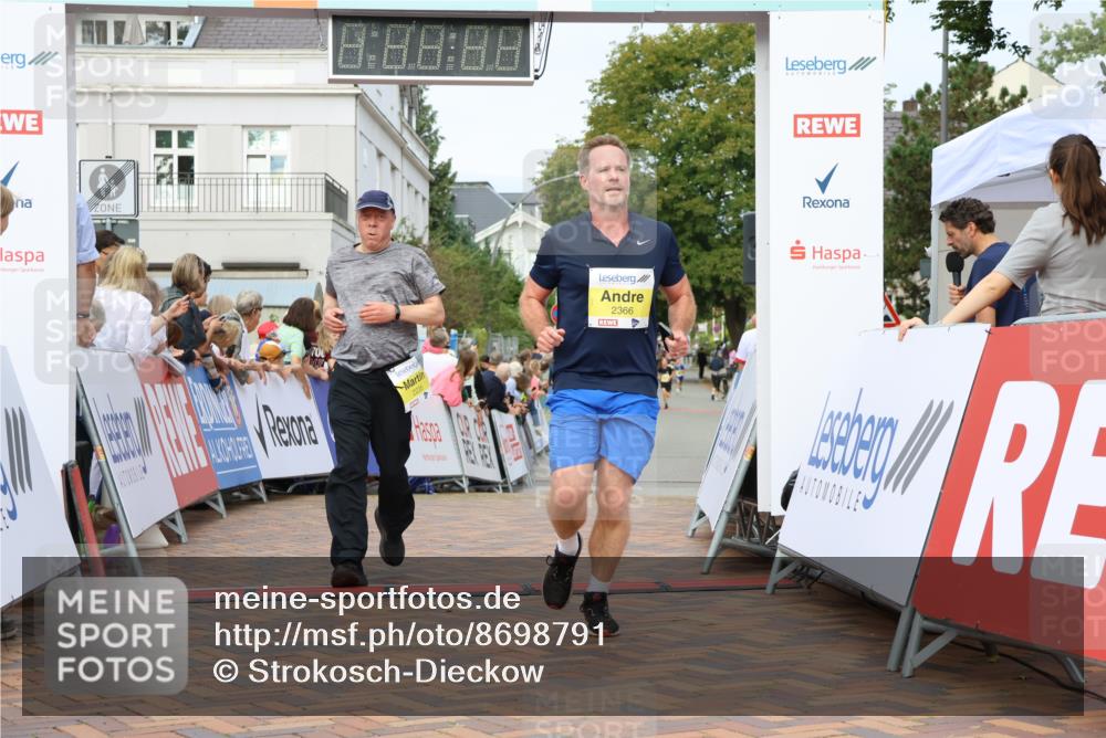 31.08.2025 - 21. Blankeneser Heldenlauf Strokosch-Dieckow http://msf.ph/oto/8698791 31.08.2025 10:25:42 Ziel 2410, 2742, 2366, 2235, 2726 meine-sportfotos.de