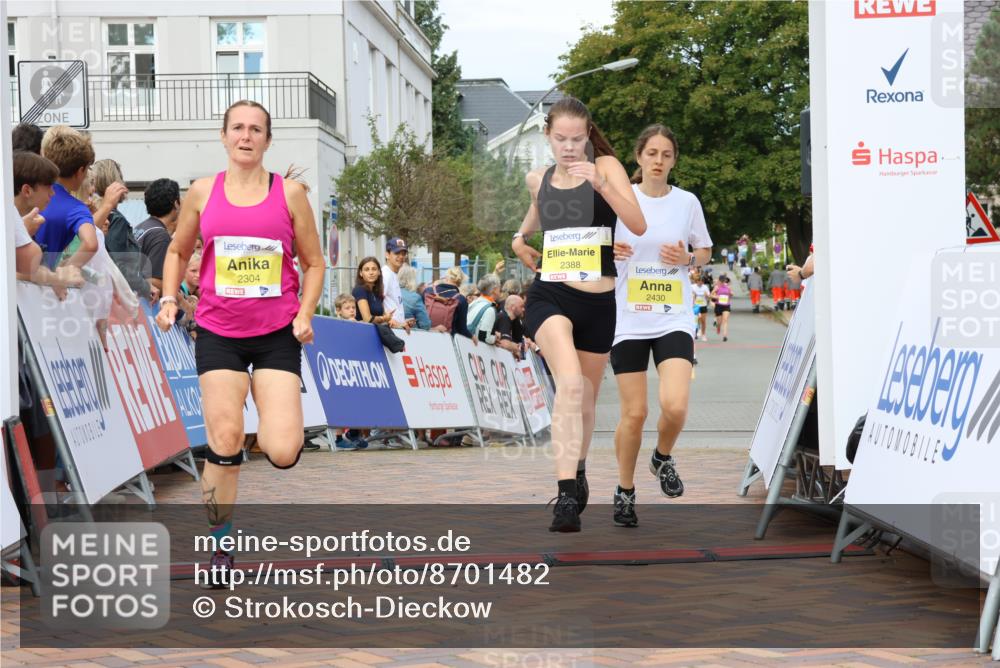 31.08.2025 - 21. Blankeneser Heldenlauf Strokosch-Dieckow http://msf.ph/oto/8701482 31.08.2025 10:33:14 Ziel 2304, 2433, 2388, 2430 meine-sportfotos.de