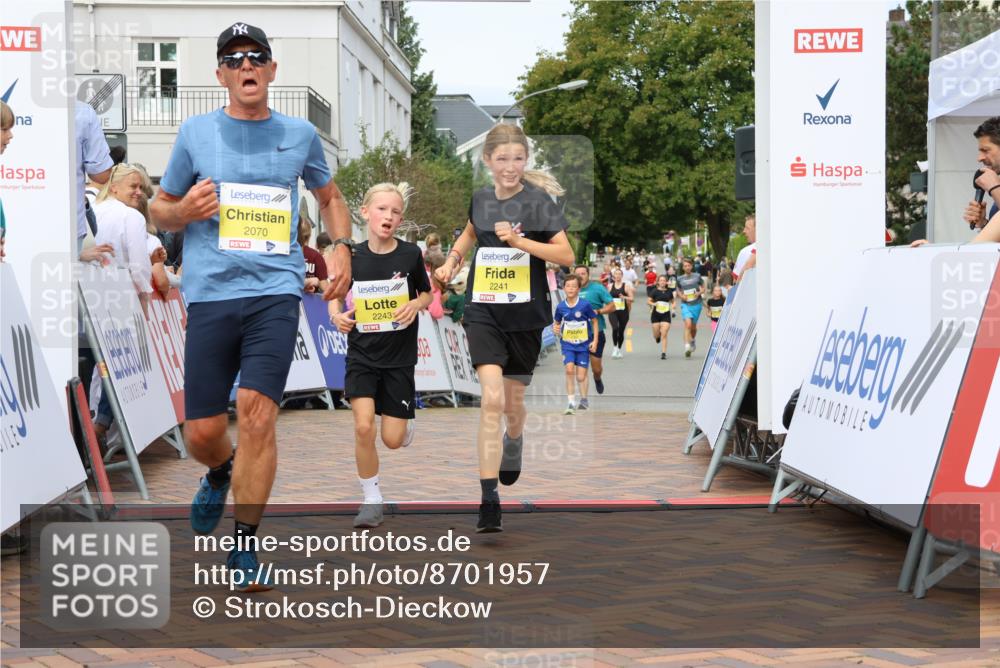 31.08.2025 - 21. Blankeneser Heldenlauf Strokosch-Dieckow http://msf.ph/oto/8701957 31.08.2025 10:25:55 Ziel 2342, 2472, 2070, 2241, 2243 meine-sportfotos.de