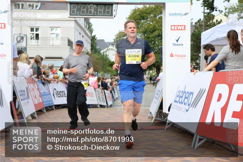 31.08.2025 - 21. Blankeneser Heldenlauf Strokosch-Dieckow http://msf.ph/oto/8701993 31.08.2025 10:25:42 Ziel 2410, 2742, 2366, 2235, 2726 meine-sportfotos.de