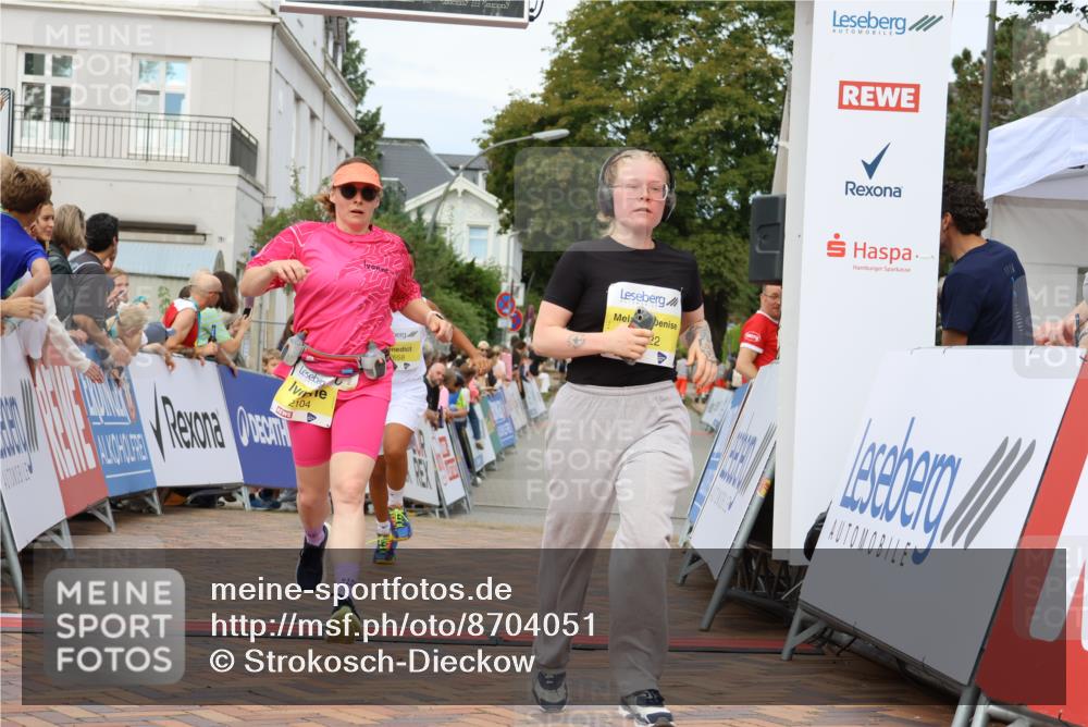 31.08.2025 - 21. Blankeneser Heldenlauf Strokosch-Dieckow http://msf.ph/oto/8704051 31.08.2025 10:33:03 Ziel 2104, 2129, 2130, 2128, 2122, 2337, 2695, 2694, 2464, 2658 meine-sportfotos.de