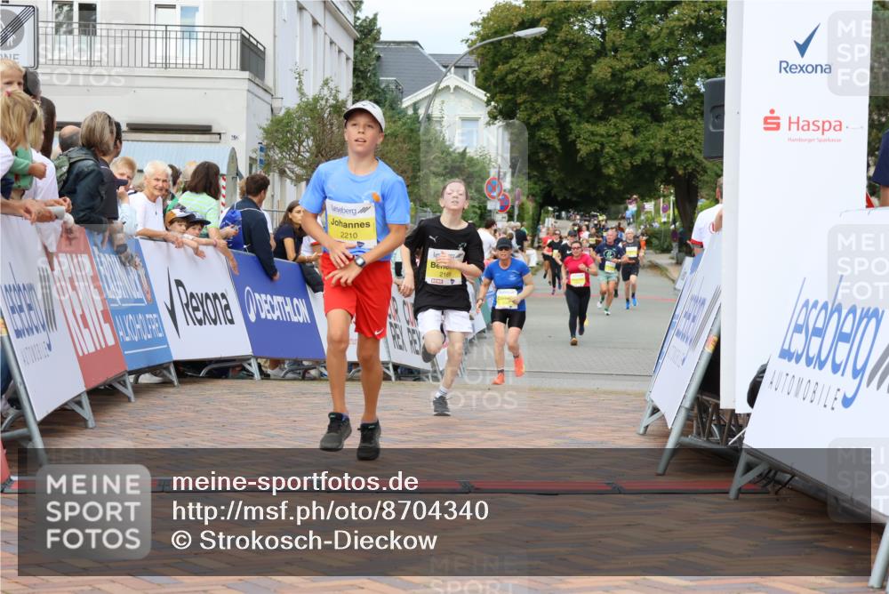 31.08.2025 - 21. Blankeneser Heldenlauf Strokosch-Dieckow http://msf.ph/oto/8704340 31.08.2025 10:30:05 Ziel 2210, 2260, 2169 meine-sportfotos.de