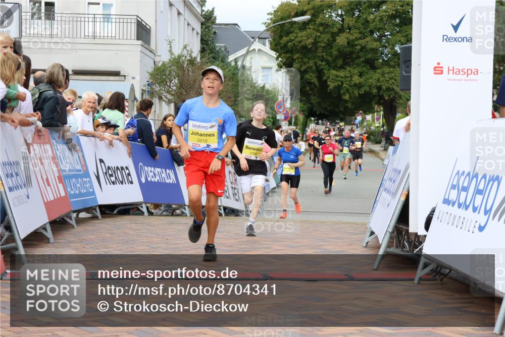 31.08.2025 - 21. Blankeneser Heldenlauf Strokosch-Dieckow http://msf.ph/oto/8704341 31.08.2025 10:30:05 Ziel 2210, 2260, 2169 meine-sportfotos.de