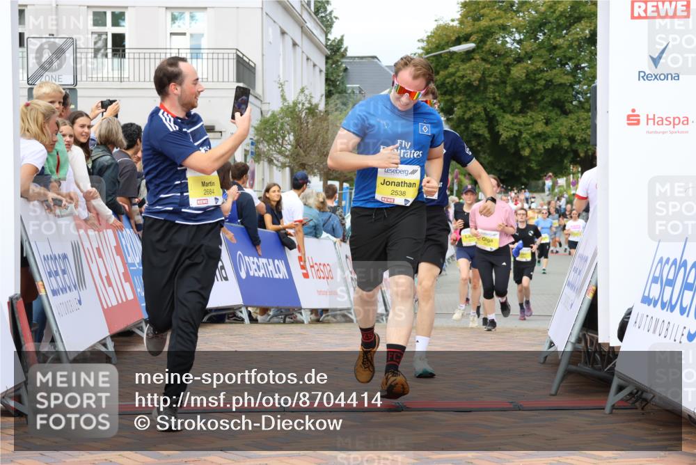 31.08.2025 - 21. Blankeneser Heldenlauf Strokosch-Dieckow http://msf.ph/oto/8704414 31.08.2025 10:29:32 Ziel 2614, 2615, 2684, 2538, 2558, 2277 meine-sportfotos.de