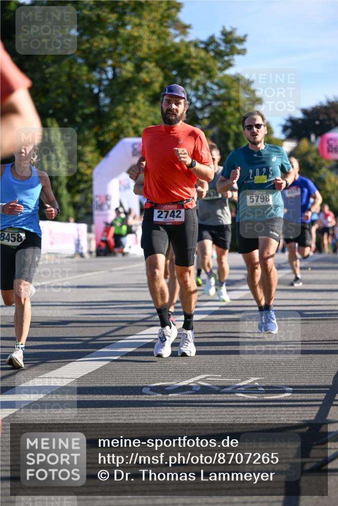 07.09.2025 - BARMER Alsterlauf Dr. Thomas Lammeyer http://msf.ph/oto/8707265 07.09.2025 09:27:07 Laufen 8458, 36, 2742, 2025, 5798 meine-sportfotos.de