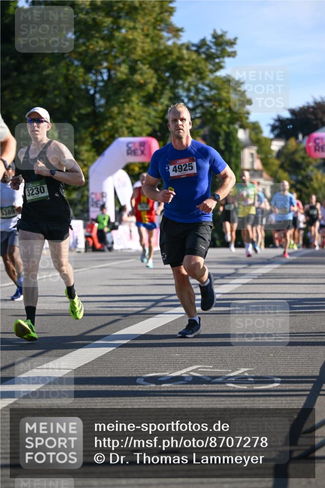 07.09.2025 - BARMER Alsterlauf Dr. Thomas Lammeyer http://msf.ph/oto/8707278 07.09.2025 09:27:10 Laufen 5389, 3230, 4925 meine-sportfotos.de