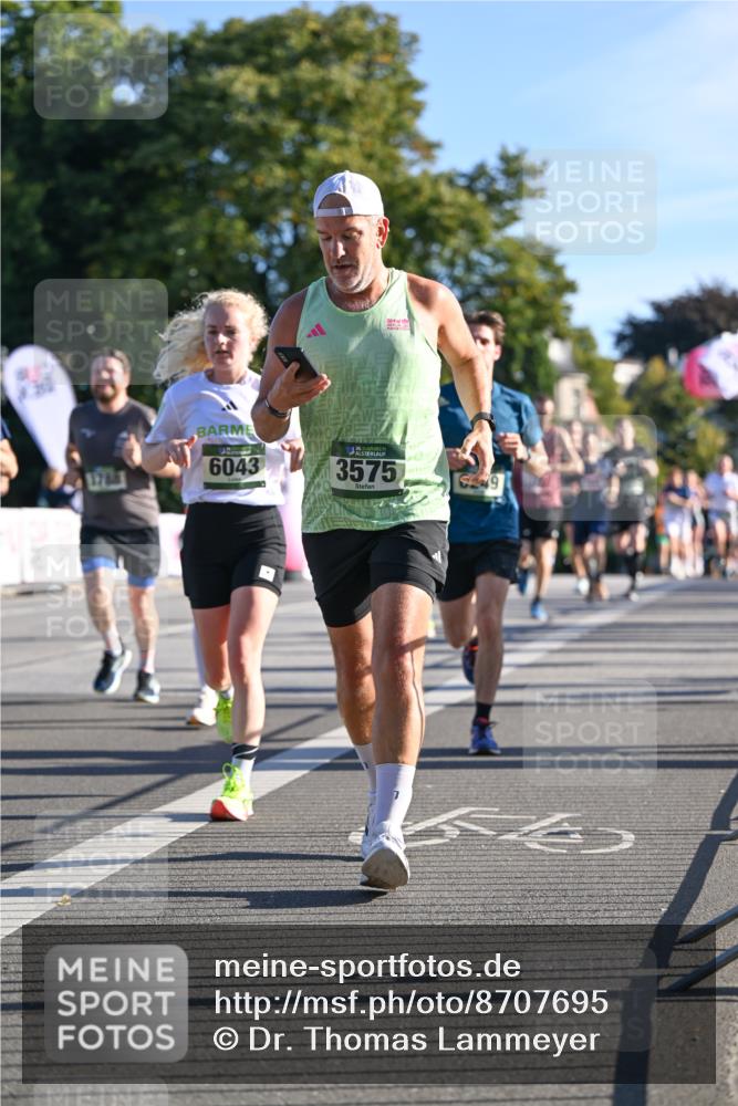 07.09.2025 - BARMER Alsterlauf Dr. Thomas Lammeyer http://msf.ph/oto/8707695 07.09.2025 09:28:37 Laufen 1703, 6043, 136, 3575, 49 meine-sportfotos.de
