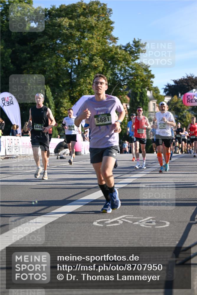 07.09.2025 - BARMER Alsterlauf Dr. Thomas Lammeyer http://msf.ph/oto/8707950 07.09.2025 09:29:20 Laufen 8449, 2777, 5881, 3555, 3290, 59 meine-sportfotos.de