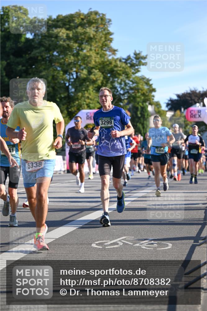 07.09.2025 - BARMER Alsterlauf Dr. Thomas Lammeyer http://msf.ph/oto/8708382 07.09.2025 09:30:35 Laufen 5338, 3299, 5905 meine-sportfotos.de