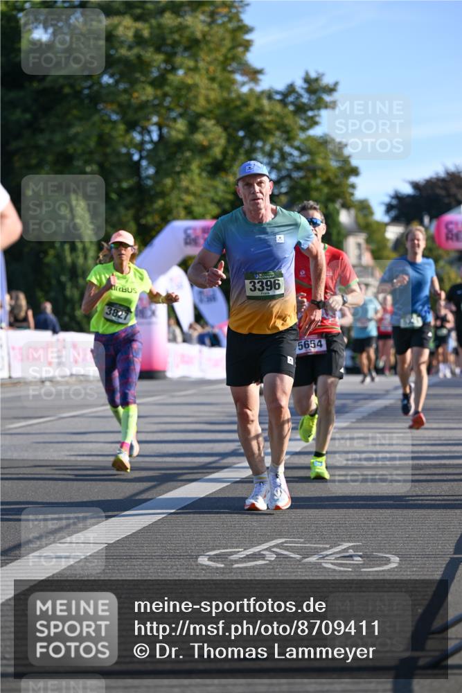 07.09.2025 - BARMER Alsterlauf Dr. Thomas Lammeyer http://msf.ph/oto/8709411 07.09.2025 09:33:34 Laufen 3827, 3396, 5654 meine-sportfotos.de
