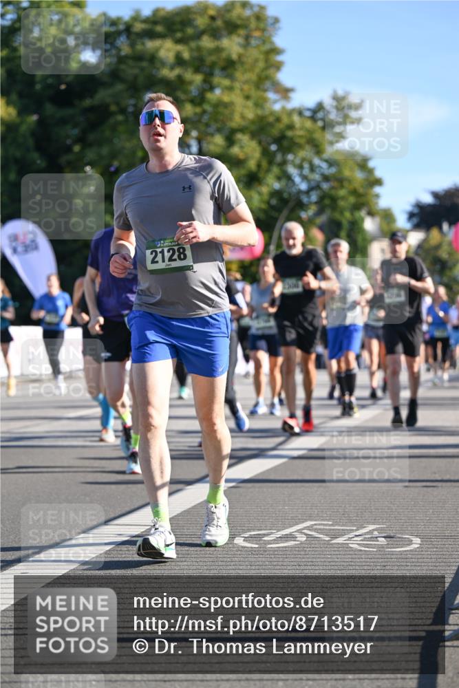 07.09.2025 - BARMER Alsterlauf Dr. Thomas Lammeyer http://msf.ph/oto/8713517 07.09.2025 09:45:11 Laufen 1812, 36, 2128 meine-sportfotos.de