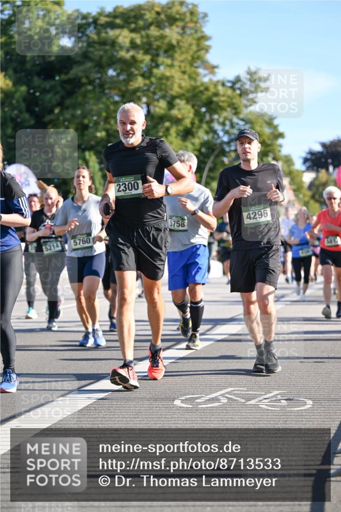 07.09.2025 - BARMER Alsterlauf Dr. Thomas Lammeyer http://msf.ph/oto/8713533 07.09.2025 09:45:14 Laufen 5214, 5760, 2300, 5758, 4296 meine-sportfotos.de