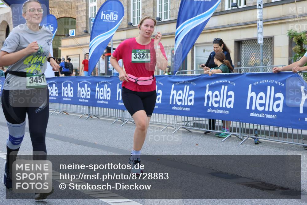 07.09.2025 - BARMER Alsterlauf Strokosch-Dieckow http://msf.ph/oto/8728883 07.09.2025 10:31:18 Ziel 2001, 4921, 4922 meine-sportfotos.de