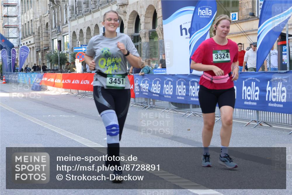 07.09.2025 - BARMER Alsterlauf Strokosch-Dieckow http://msf.ph/oto/8728891 07.09.2025 10:31:17 Ziel 2001, 4921, 4922 meine-sportfotos.de