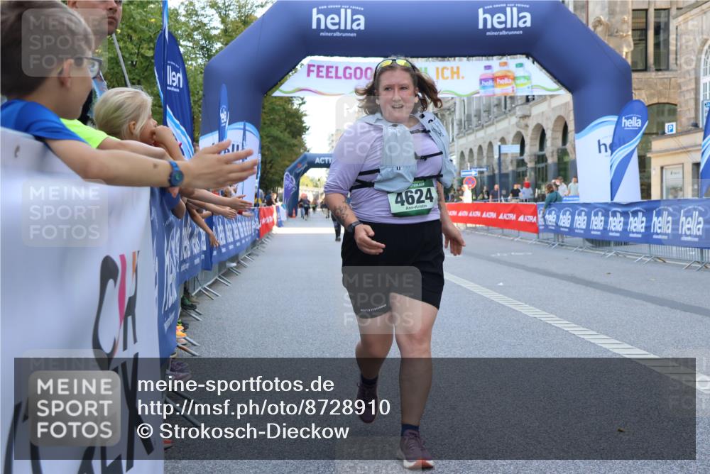 07.09.2025 - BARMER Alsterlauf Strokosch-Dieckow http://msf.ph/oto/8728910 07.09.2025 10:31:07 Ziel 2001, 5599 meine-sportfotos.de