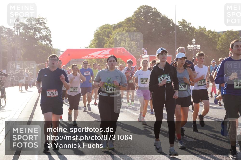 07.09.2025 - BARMER Alsterlauf Yannick Fuchs http://msf.ph/oto/8731064 07.09.2025 09:00:36 Laufen 3864, 4792, 3242, 4341, 10, 314, 3565, 4352, 375, 4358, 59 meine-sportfotos.de